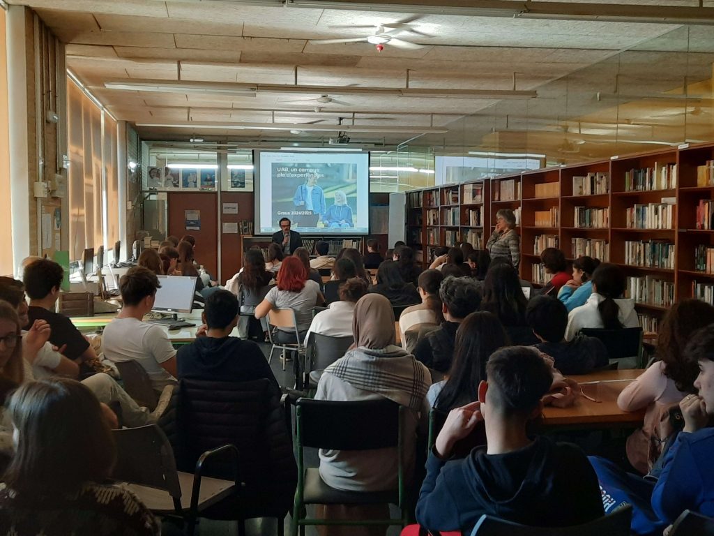 Orientació post batxillerat a l'alumnat de l'Institut XXV Olimpíada de Barcelona per part del professor Garrido de la UAB